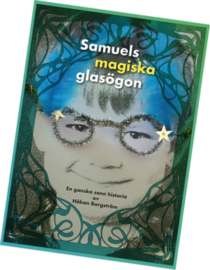 Omslaget till boken Samuels magiska glasögon. Över ett svartvitt foto av en pojke ligger ett par glasögon gjorda av silverglänsande piprensare och som har blå fjädrar på var sida.